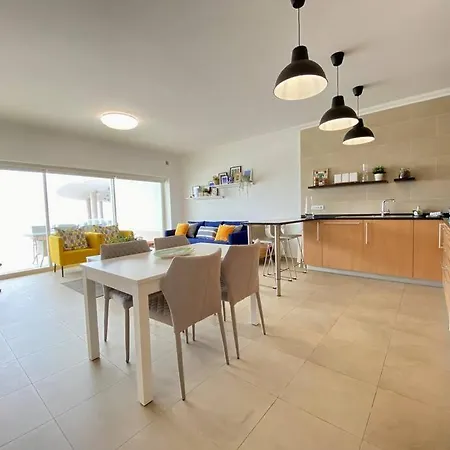 Deluxe 2 Bedroom Flat - Beachfront - Del Rey *