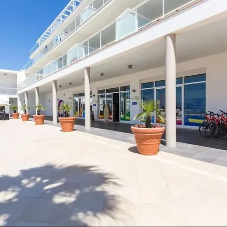 Deluxe 2 Bedroom Flat - Beachfront - Del Rey *