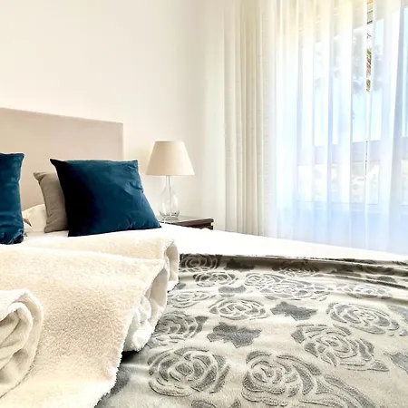 Deluxe 2 Bedroom Flat - Beachfront - Del Rey Apartment *